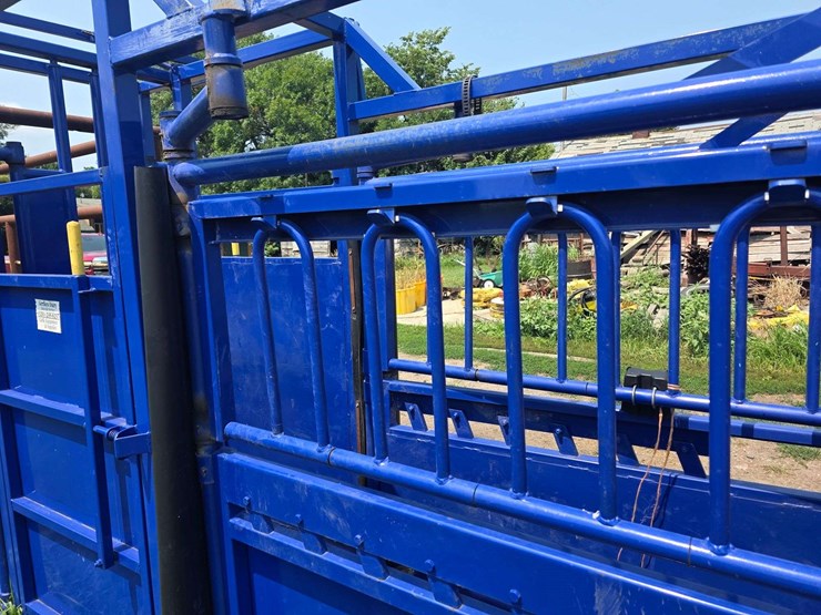spanier-welding-deluxe-cattle-chute.-per-seller:-this-chute-is-approximately-5-years-old-and-is-in-g-image-13