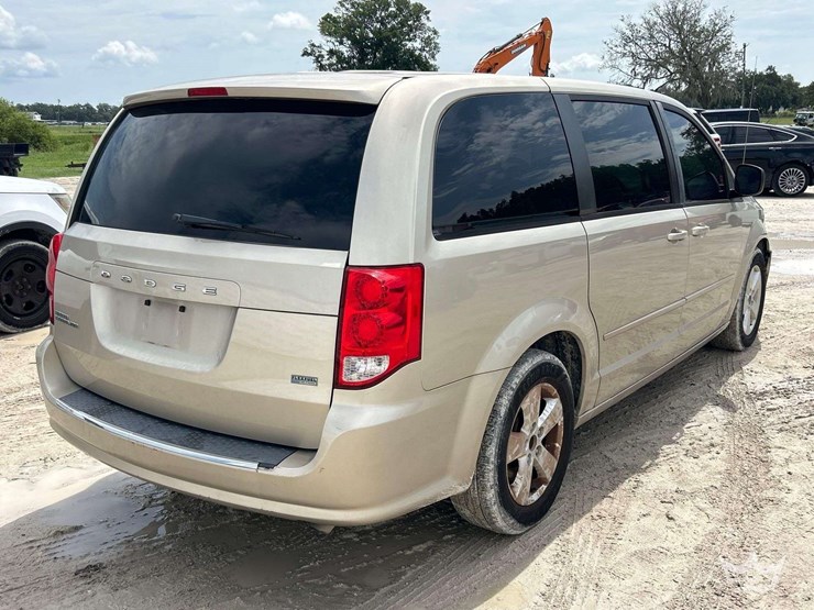 2013-dodge-grand-caravan-image-3