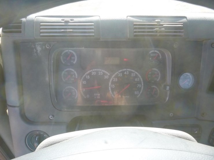 2012-freightliner-cascadia-113-image-17