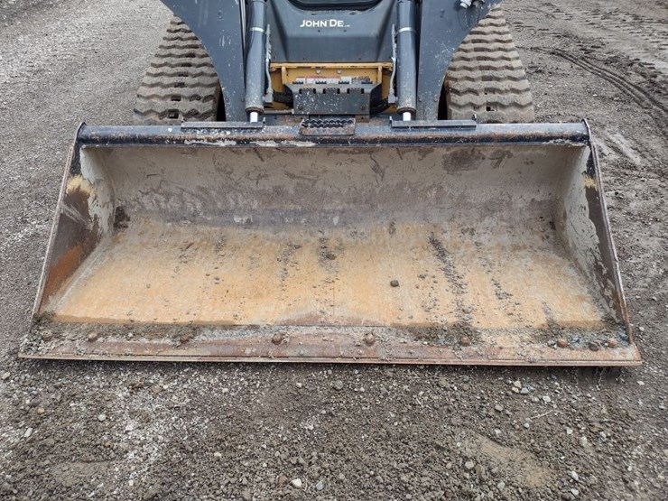 deere-323e-image-19