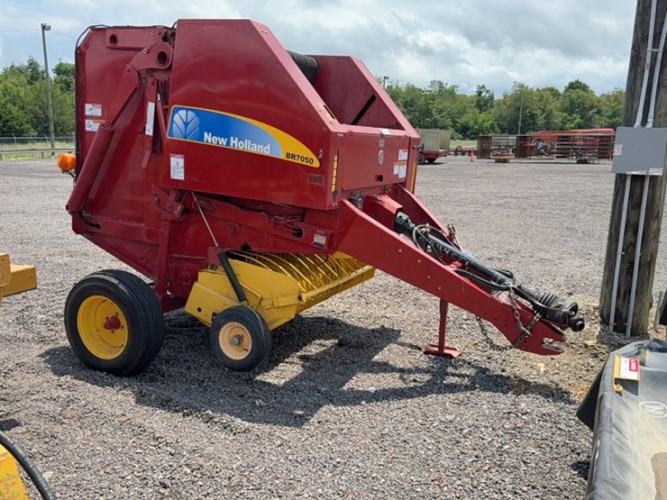 new-holland-br7050-image-2