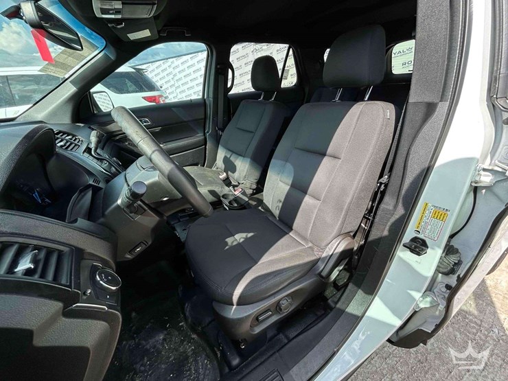 2016-ford-explorer-image-14