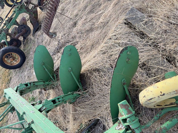 john-deere-three-point-three-bottom-plow-image-13