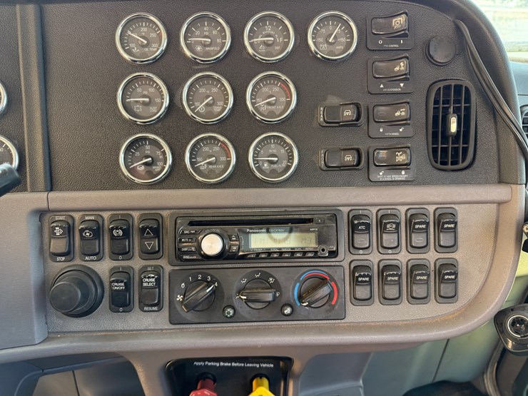 2014-peterbilt-388-image-16