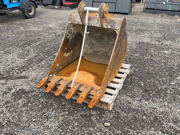 #2053-•-cat-32"-excavator-bucket-image-1