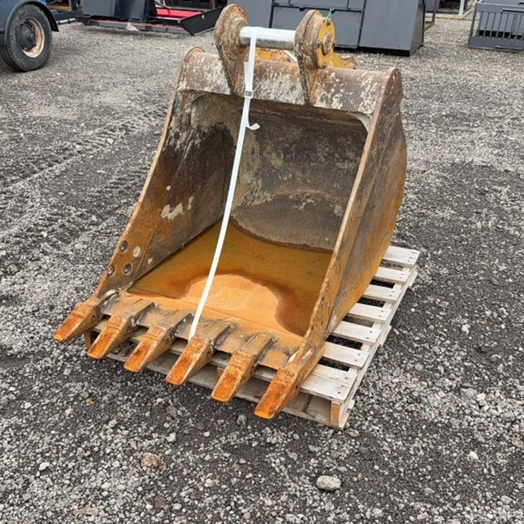 #2053 • CAT 32" EXCAVATOR BUCKET