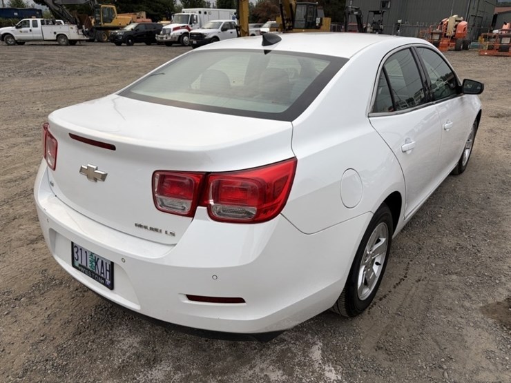 2015-chevrolet-malibu-ls-sedan-image-4