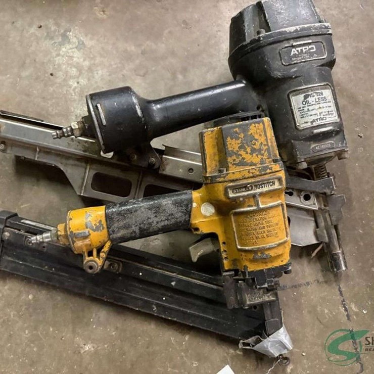 Pair of pneumatic nail guns