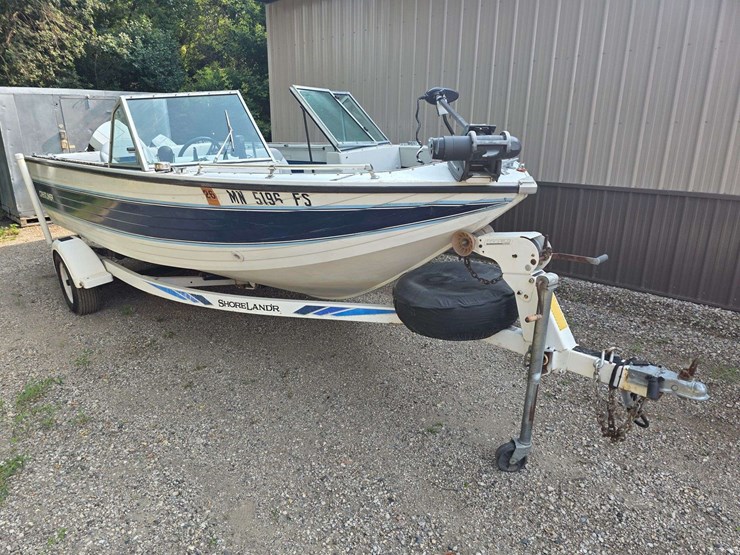 1990-crestliner-phantom-18’-boat-with-120hp-2-stroke-johnson-outboard-motor-and-15hp-johnson-kicker-image-1