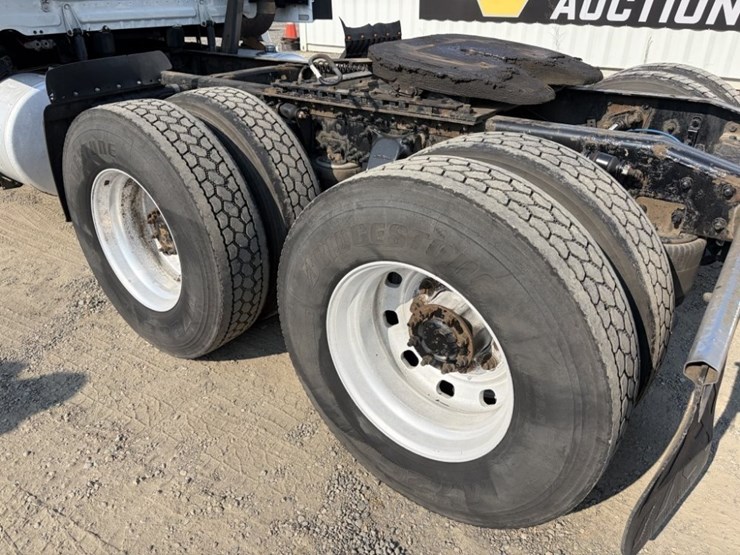 2016-freightliner-cascadia-t/a-sleeper-truck-image-17