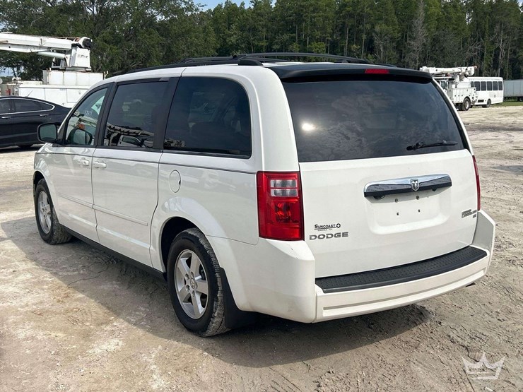 2010-dodge-grand-caravan-image-4