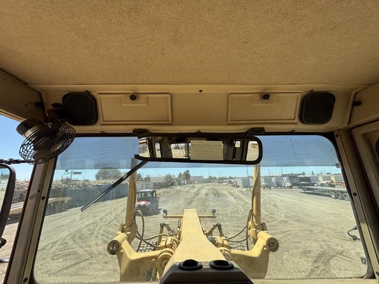 2005-caterpillar-143h-image-45