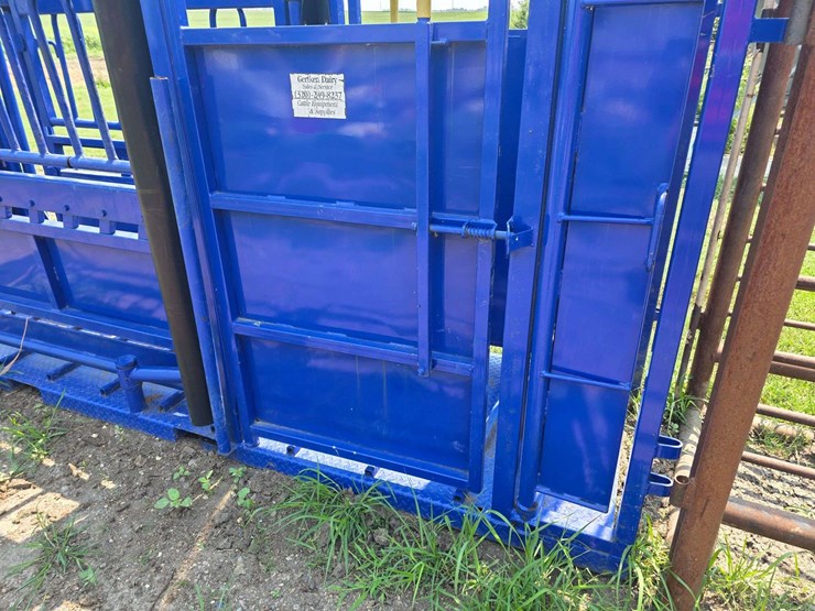 spanier-welding-deluxe-cattle-chute.-per-seller:-this-chute-is-approximately-5-years-old-and-is-in-g-image-35