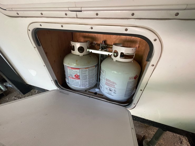 #7001-•-2018-escape-5.0-ta-5th-wheel-camper-(has-mn-title-in-dealy)-image-10