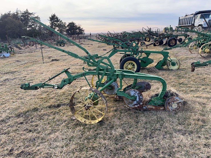 john-deere-pull-type-two-bottom-plow-image-6