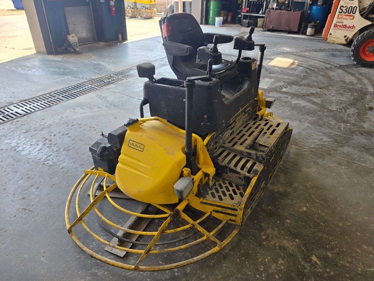 2006-wacker-crt48-ride-on-trowel,-48”,-vanguard/daihtsu-dm950g-gas-engine,-452.9-hours,-comes-with-t-image-4