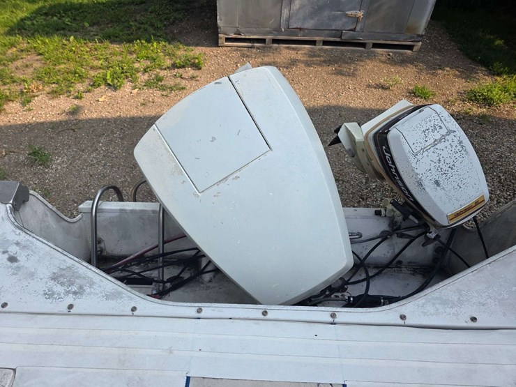 1990-crestliner-phantom-18’-boat-with-120hp-2-stroke-johnson-outboard-motor-and-15hp-johnson-kicker-image-46