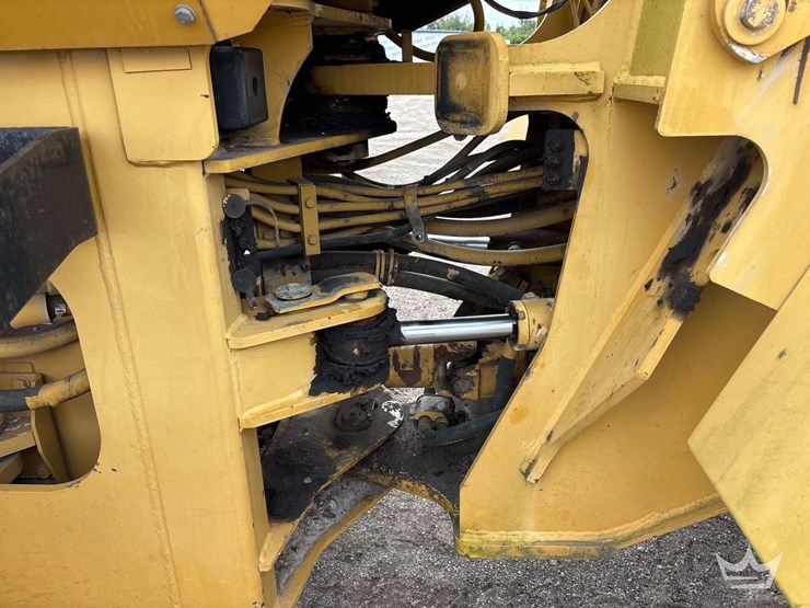 caterpillar-938g-image-13