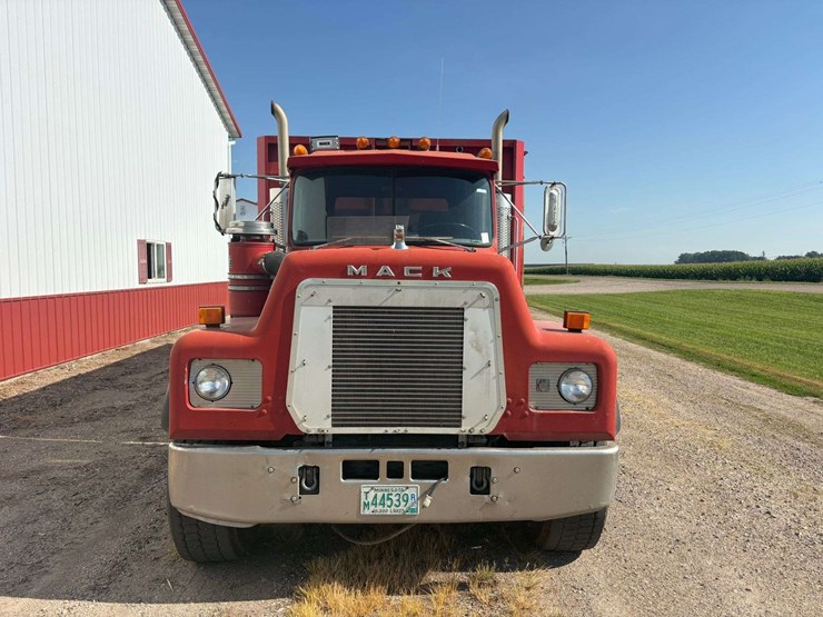 1986-mack-valueliner-image-3
