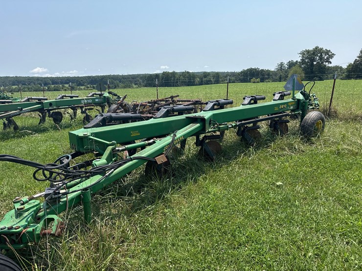john-deere-2810-image-1