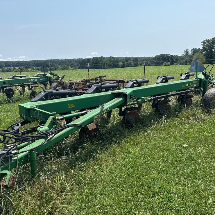 JOHN DEERE 2810