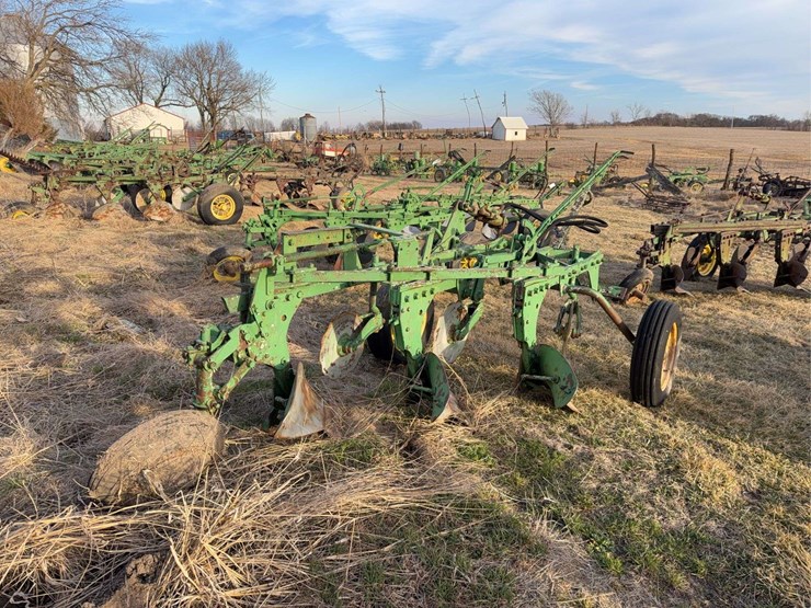 john-deere-pull-type-three-bottom-plow-image-3