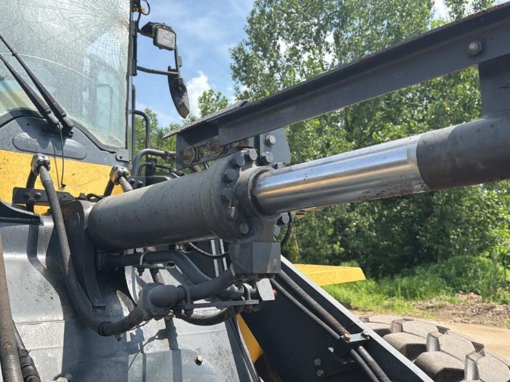 2012-komatsu-wa200-image-16