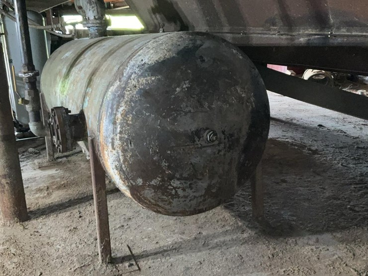 #140-•-42”-x-9’-air-holding-tank-image-2