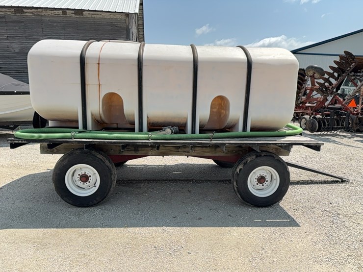 1200-gal.-banded-poly-nurse-wagon-image-7