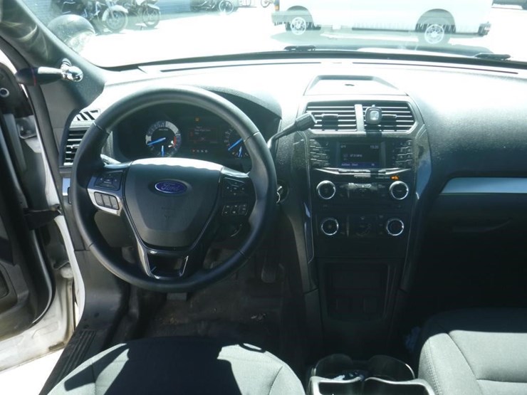2016-ford-explorer-image-9