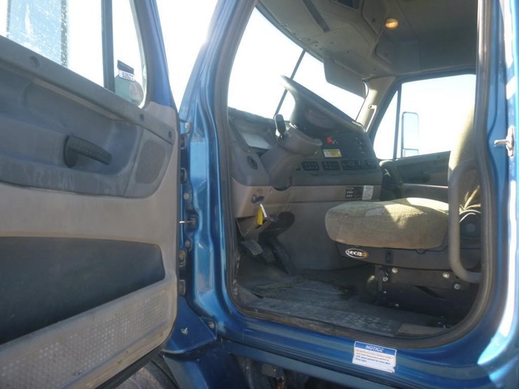2012-freightliner-cascadia-113-image-11