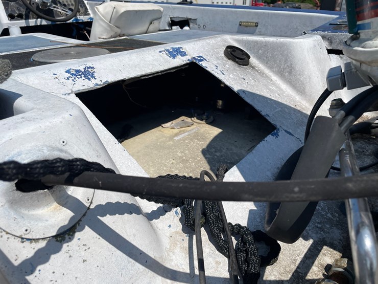 #2398-•-1998-crestliner-boat-with-trailer-(title-in-delay)-image-19