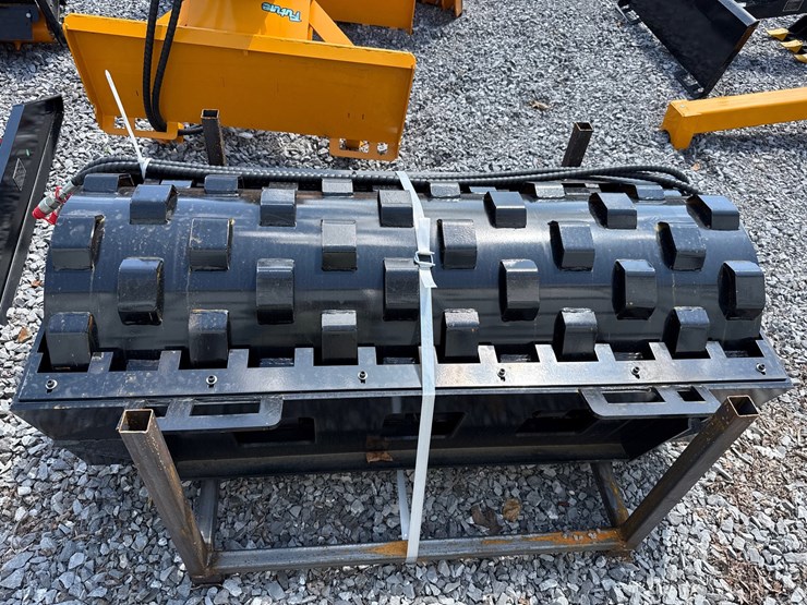 #6046-•-60"-skid-steer-sheeps-foot-vibratory-roller-image-3
