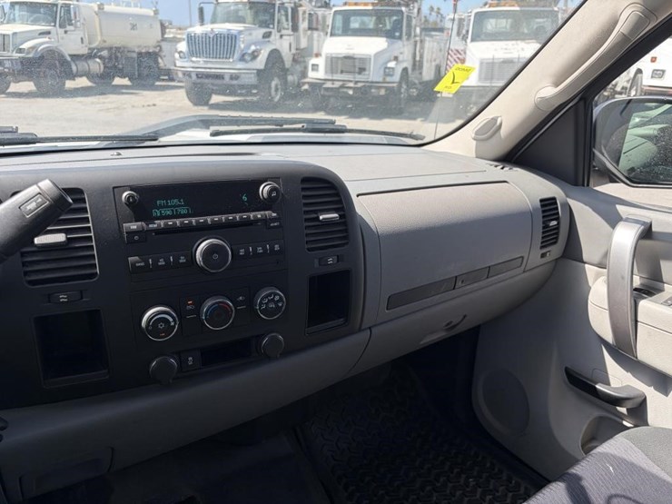 2012-chevrolet-silverado-1500-image-17