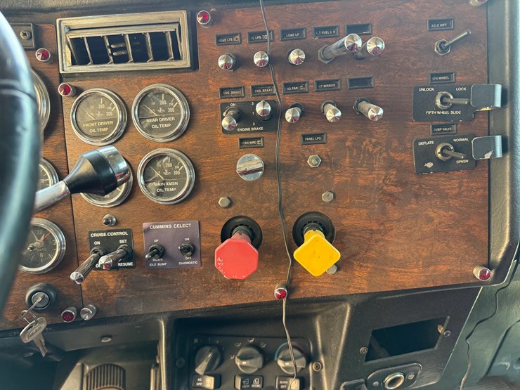 2000-peterbilt-379-image-24