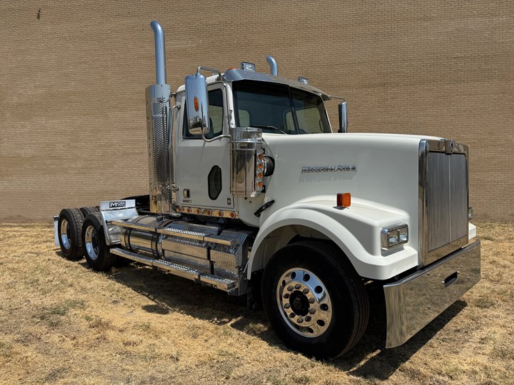 2017-western-star-4900fa-image-4