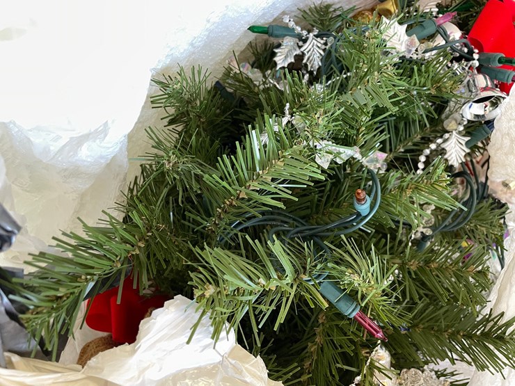 #4716-•-assortment-of-christmas-items-image-4