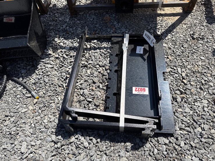 #6022-•-30"-dingo-pallet-forks-image-1