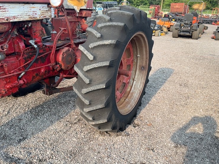 #3047-•-mccormick-farmall-560-tractor-image-14