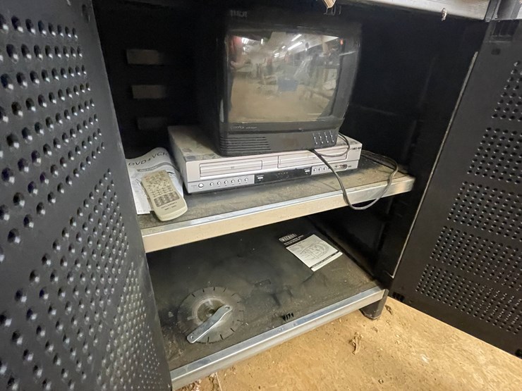 #7109-•-workbench-and-contents-image-8