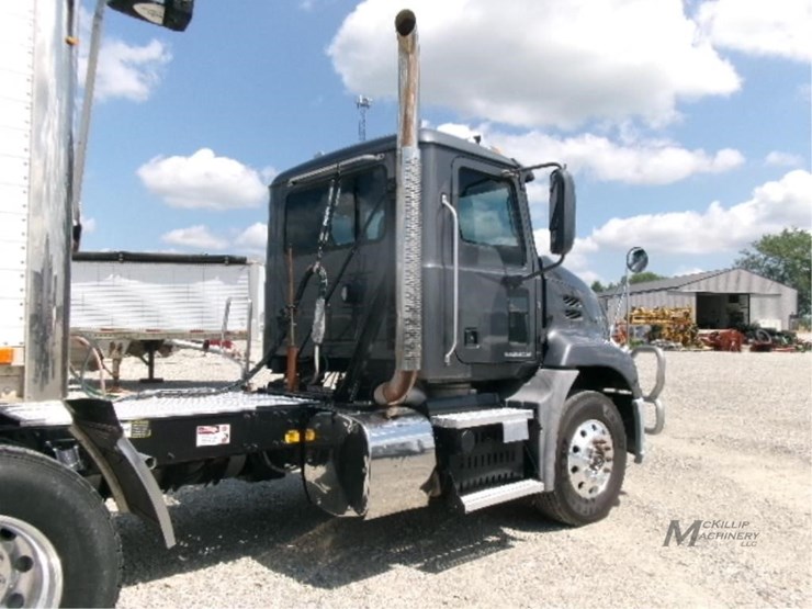 2017-mack-pinnacle-cxu613-image-3