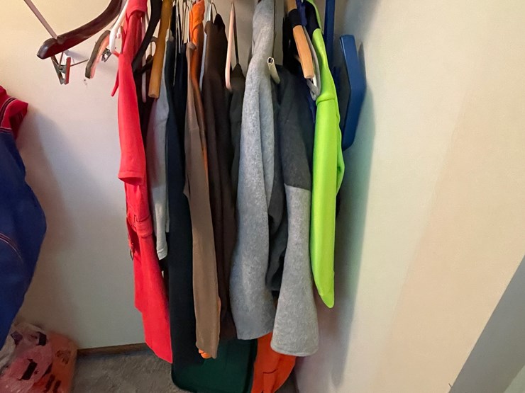 #7306-•-hanging-clothing-image-3