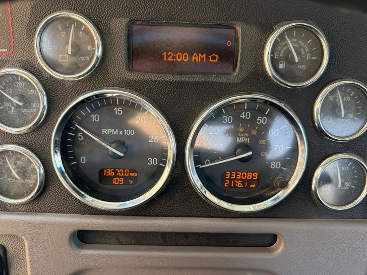 2014-peterbilt-388-image-17