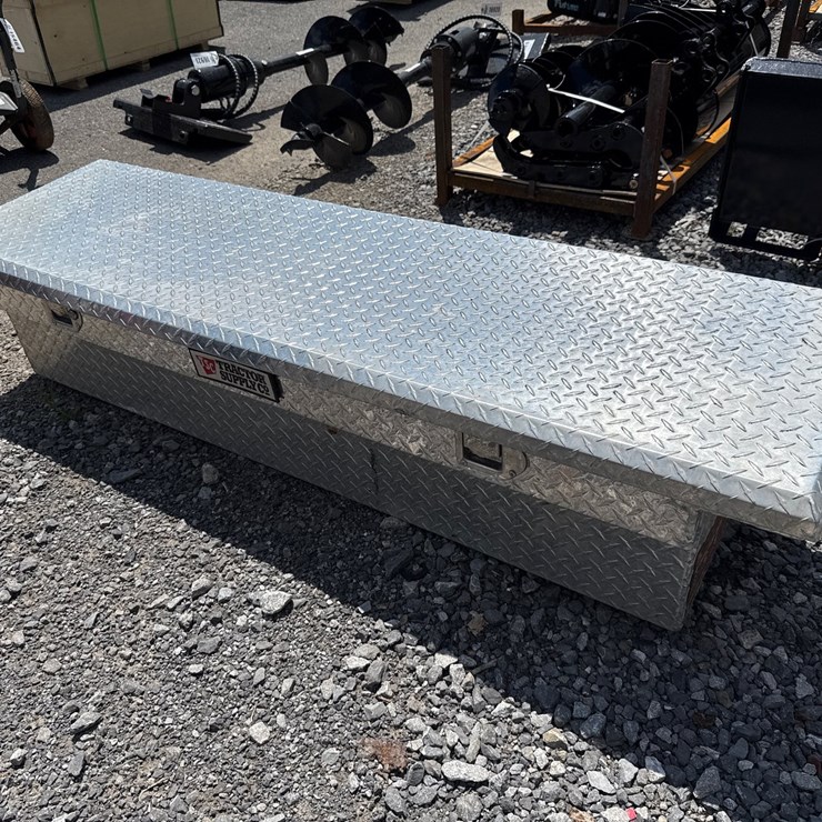 #6089 • PICKUP TRUCK TOOLBOX W/CONTENTS