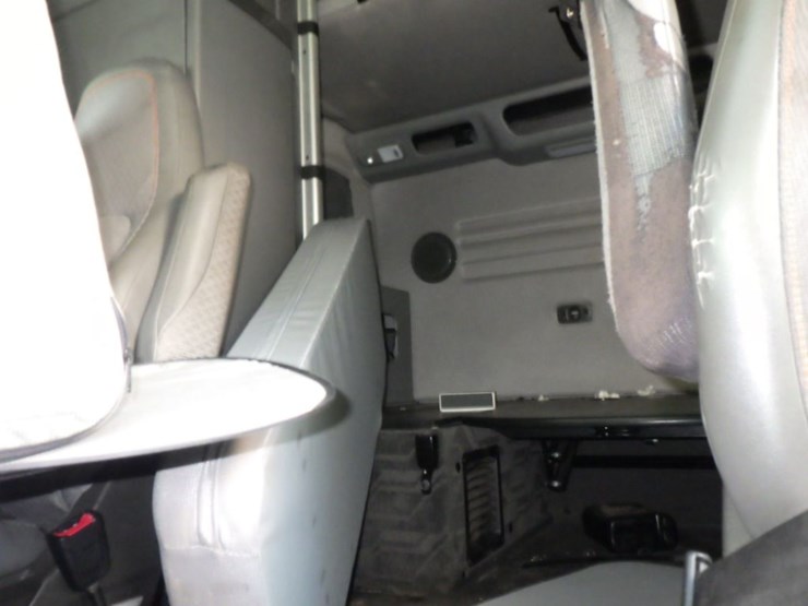 2021-volvo-vnl860-image-22