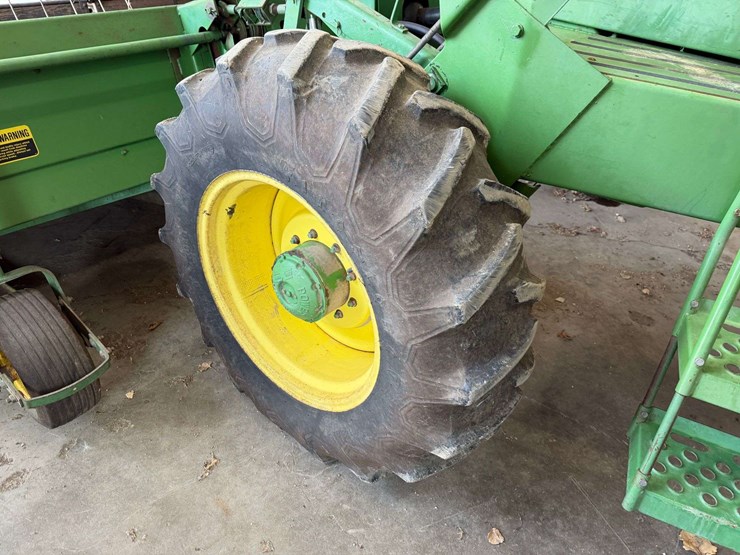 john-deere-2320-image-23
