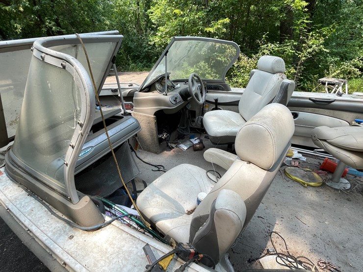 #7002-•-2004-crestliner-2050-sportfish-boat-&-trailer-(mn-title-in-delay)-image-25