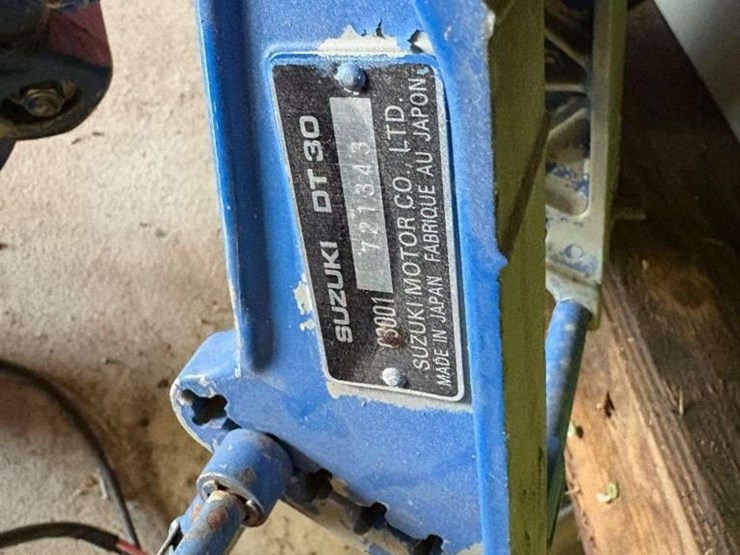 suzuki-dt-30-outboard-motor-image-4