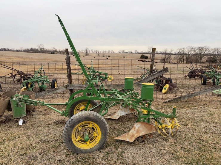 john-deere-pull-type-two-row-planter-image-3