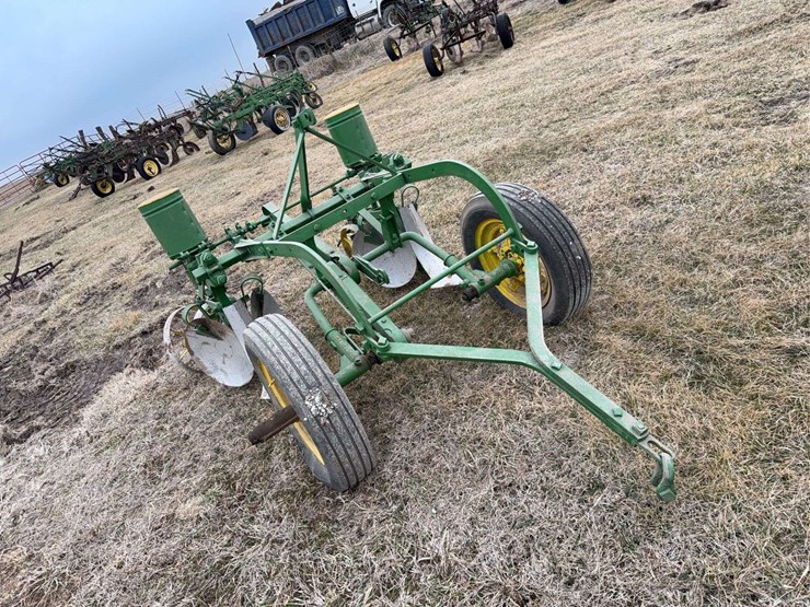 john-deere-two-row-pull-type-planter-image-9